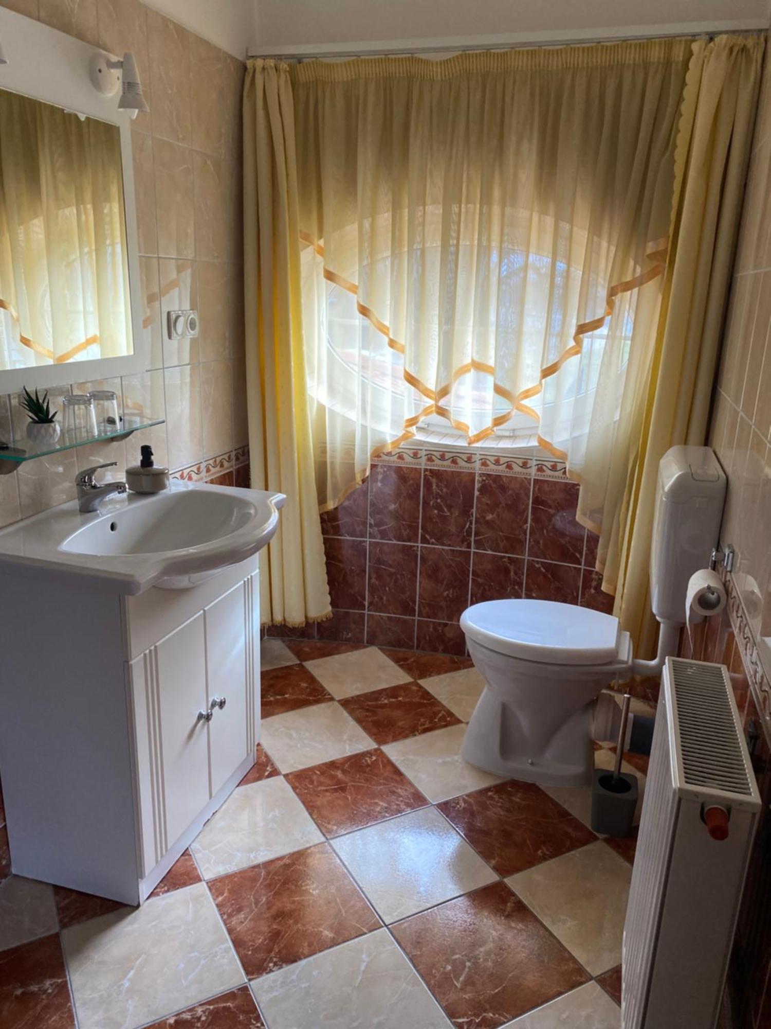 Ambrozia Guesthouse Nagykanizsa Eksteriør bilde